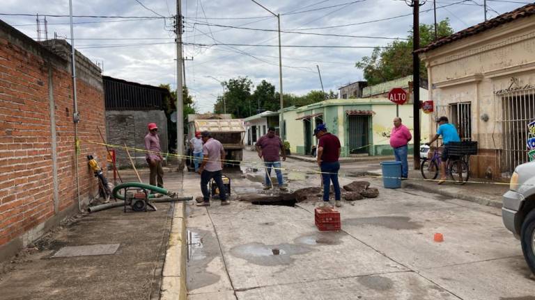 Obras Públicas abrió el pavimento en la calle Cosalá para reparar daños en la tubería.