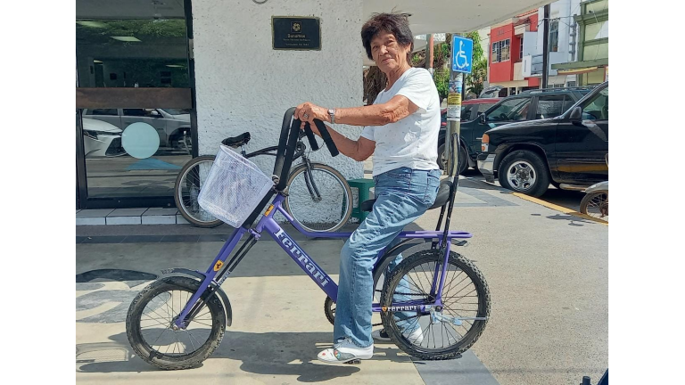 Desde antes de cumplir 15 años, Emma Gómez no cambia su bicicleta.