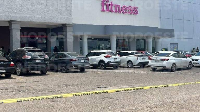 Tres heridos y vehículos dañados tras agresión armada en plaza comercial de Culiacán.