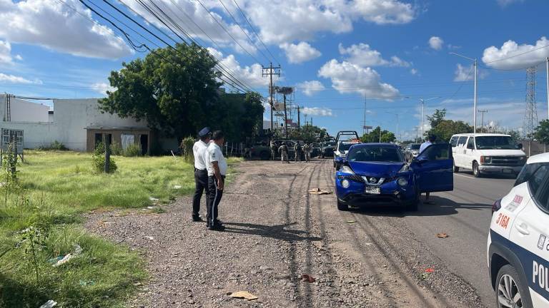 El vehículo perseguido terminó impactándose contra una camioneta.