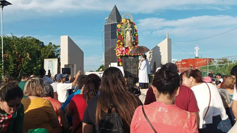 En La Puntilla, feligreses de Mazatlán conmemoraron a la Virgen de Guadalupe.