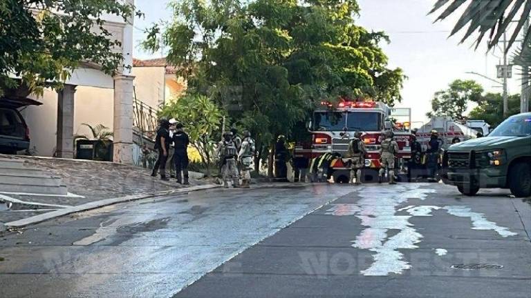 Bomberos trabajan en el control del fuego tras el incendio de dos casas en Colinas de San Miguel.