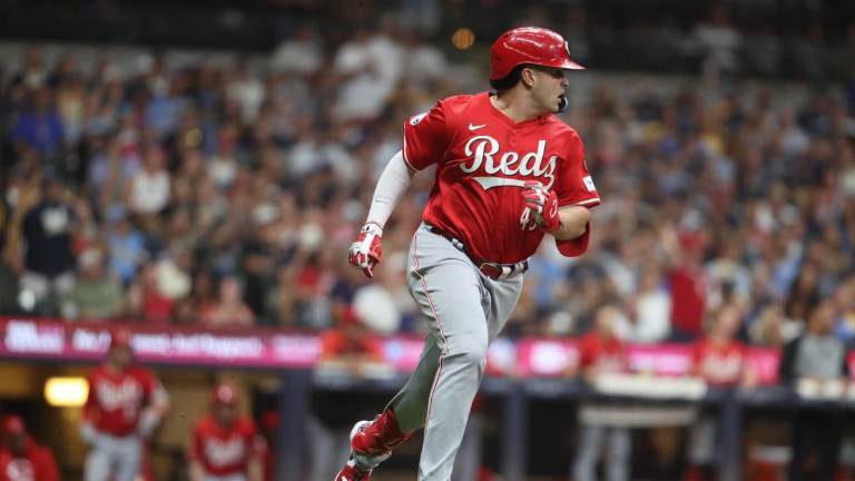 Sal Stewart dio jonrón para los Rojos, que buscarán este domingo apropiarse del último boleto a la postemporada de la Liga Nacional.