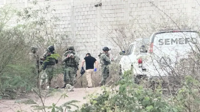 Elementos de seguridad acordonaron la brecha donde fue localizado el cuerpo de Ángel Gabriel, en la colonia Jardines del Humaya, en Culiacán.