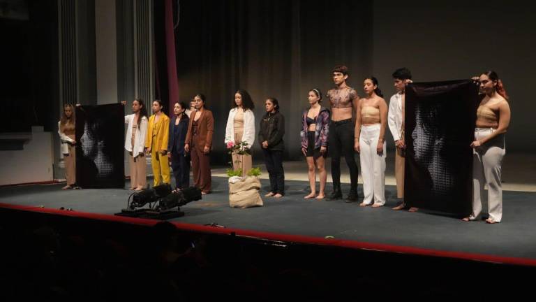 Los colectivos, durante su presentación en el teatro Ángela Peralta.