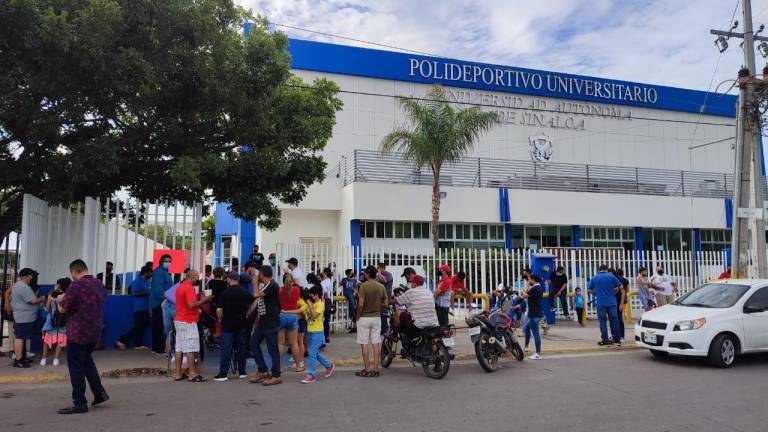 Forman larga fila en Mazatlán para vacunar contra Covid a niños