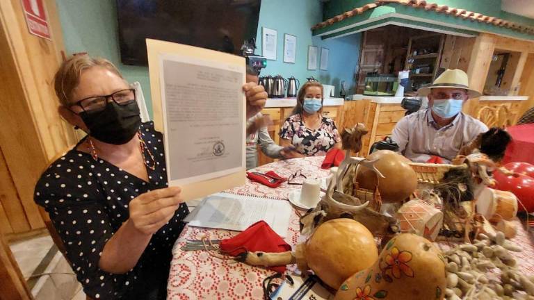 Los artesanos con el documento enviado al IEES.