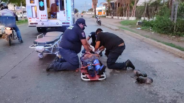 Ciclista es arrollado por motociclista en la avenida Santa Rosa del Jabalíes en Mazatlán
