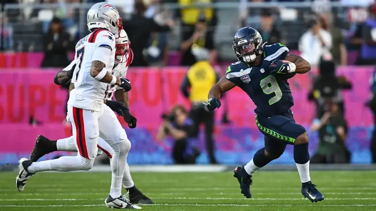 Es el primer running back en ganar el premio desde Terrell Davis en 1998.