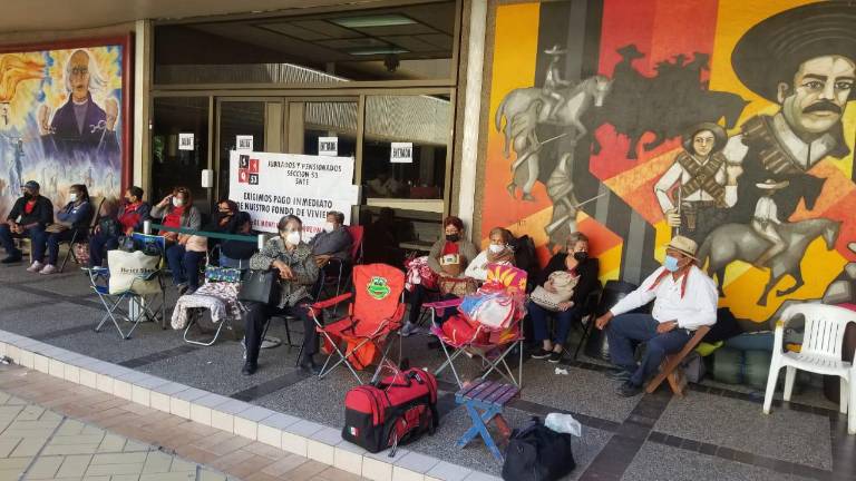 Maestros pertenecientes al movimiento Somos más que 53, durante la toma del Palacio de Gobierno, este martes.