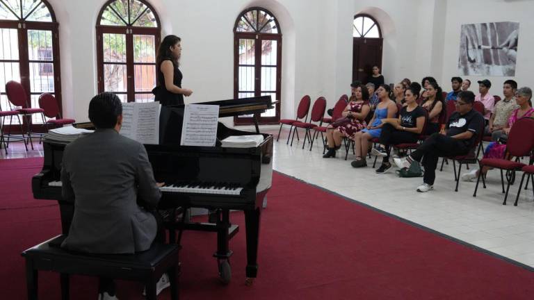 El maestro Juan Pablo García acompaña a los alumnos de canto lírico en sus presentaciones.
