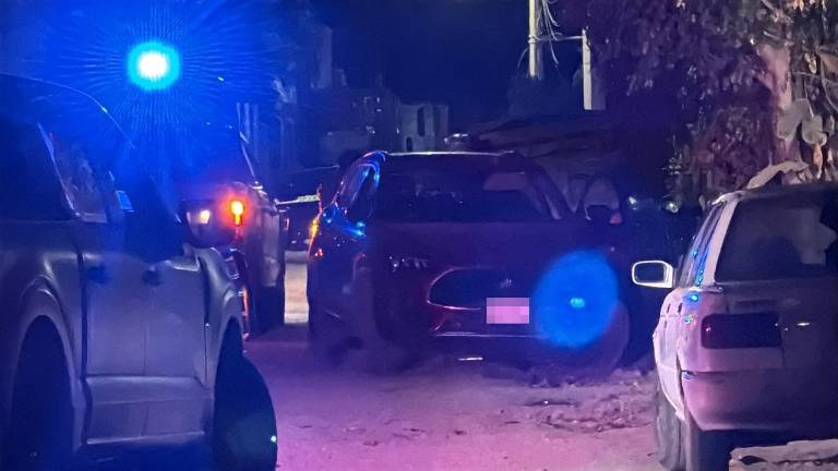 La camioneta abandonada quedó con múltiples impactos de bala tras la persecución de este jueves.