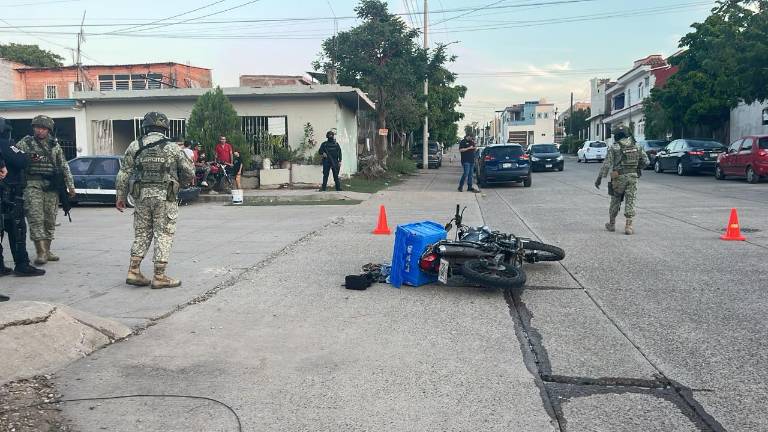 A un par de calles del hecho, autoridades encontraron una motocicleta con caja azul, en la cual decomisaron cargadores y cartuchos útiles.
