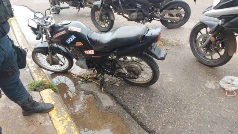Policía Estatal Preventiva recupera moto robada y detienen a una persona en Culiacán