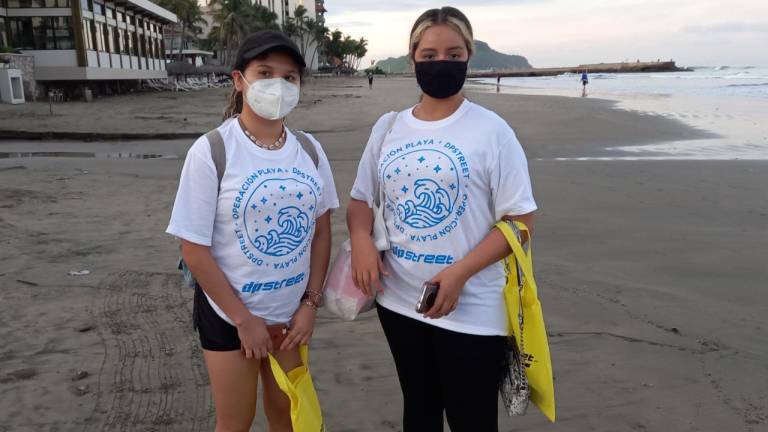 Se unen y limpian playa para crear conciencia social