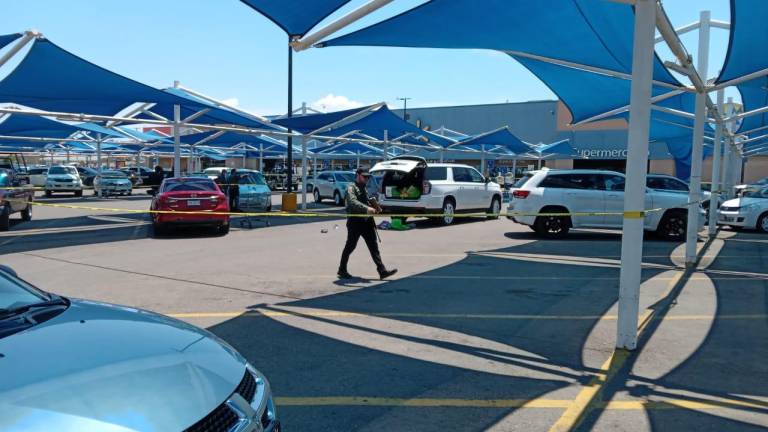 Intentan despojar una camioneta en estacionamiento de un supermercado en Culiacán