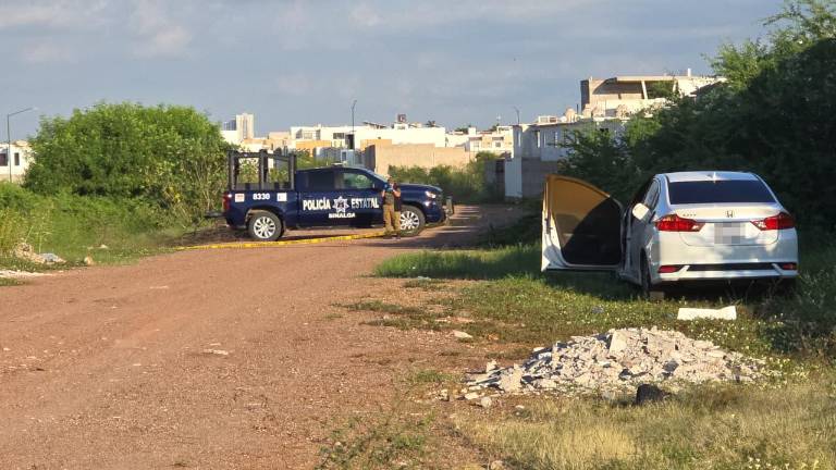 Un auto incendiado intencionalmente al norte de Culiacán tenía un cuerpo en su interior.