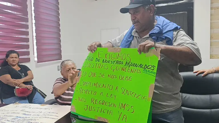 Los trabajadores extendieron pancartas con mensajes al Alcalde.