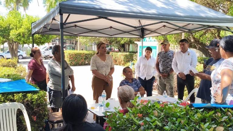 La Alcaldesa de Rosario Claudia Liliana Valdez Aguilar visita a los manifestantes que tienen tomada las instalaciones de la CFE.