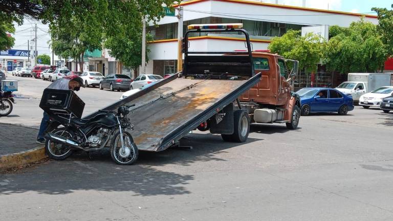 Motociclista choca contra un camión urbano en el centro de Culiacán
