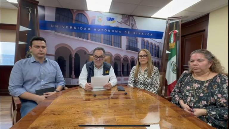 El Rector de la UAS Jesús Madueña Molina lee el comunicado sobre el pago del aguinaldo.