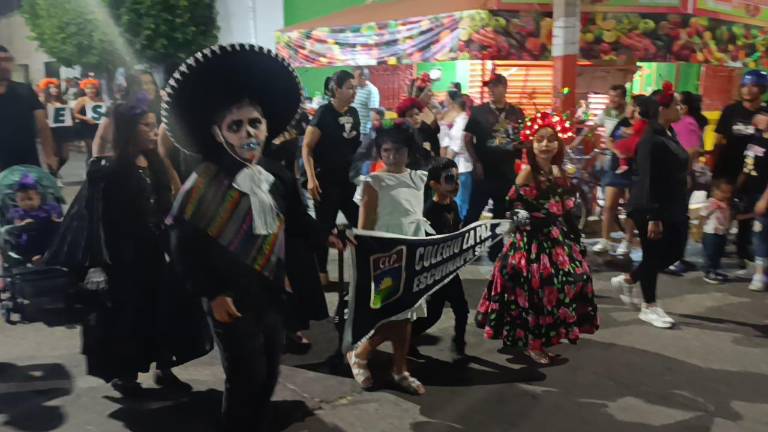 Callejoneada por el Día de Muertos en el Centro de Escuinapa.