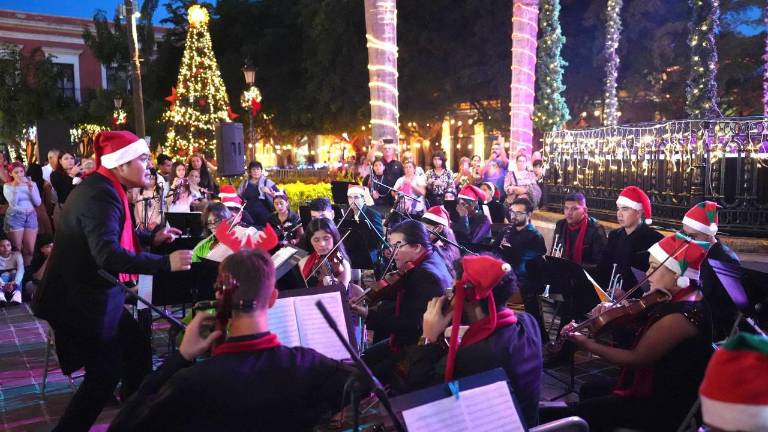La Orquesta Juvenil dirigida por el maestro Juan Carlos Chavarría Reyes brindó un repertorio muy festivo.