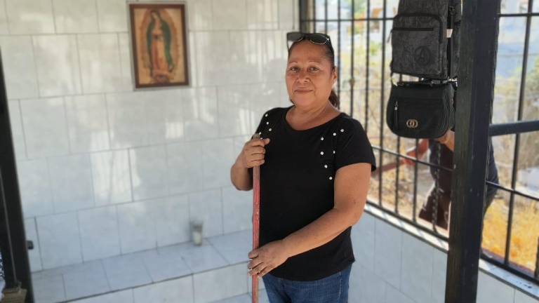 Cada 10 de mayo, además de fechas como su cumpleaños, Navidad y Día de Muertos, Perla mantiene el ritual de colocar flores y veladoras como forma de consuelo.