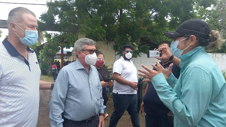 El Gobernador Quirino Ordaz Coppel y el Secretario de Salud, Efrén Encinas, fueron abordados por Luz Elena Guzmán Durán, ex presidenta de DIF en Escuinapa