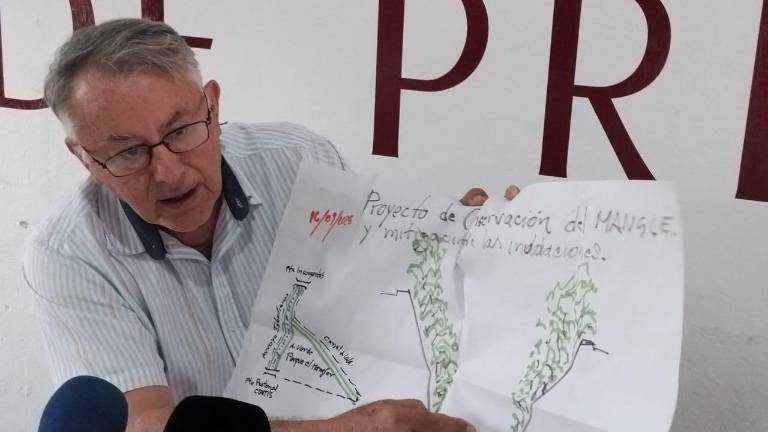 David Ocampo Peraza presenta un proyecto para solucionar las inundaciones en la colonia Jacarandas.