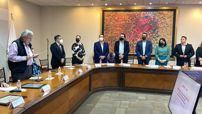 El Gobernador Rubén Rocha Moya (izquierda), al momento de tomarle la protesta al nuevo presidente del Consejo Directivo del Pids.