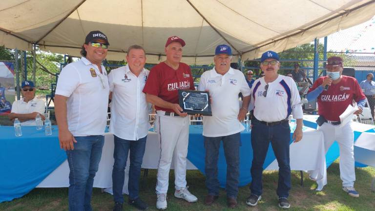 Jorge Manuel Bojórquez recibe su reconocimiento.