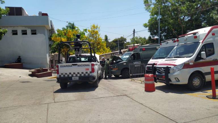 Los militares heridos en el enfrentamiento fueron trasladados a un hospital de Culiacán, resguardado por más elementos de la Secretaría de la Defensa Nacional.