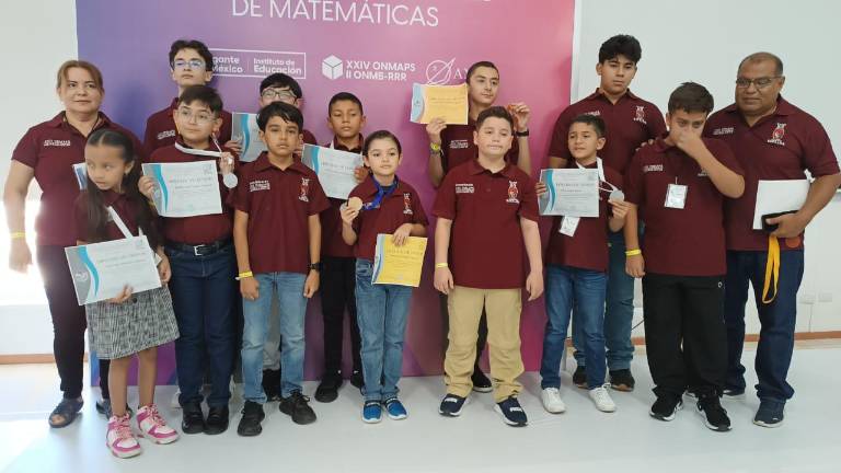La delegación de Sinaloa, entre ellos Matías Javier y Aída Mariana, muestran sus medallas y diplomas.
