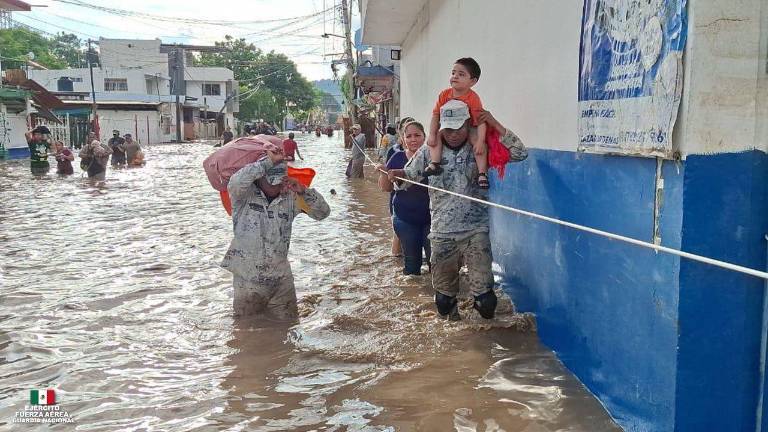 Elementos del Ejército y otras corporaciones realizan labores de apoyo en comunidades afectadas por las intensas lluvias en el centro y sureste del País.