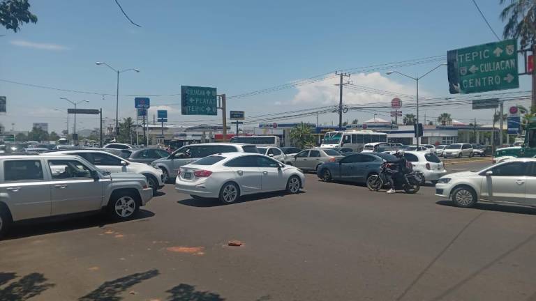 La falta de un semáforo en el cruce de Insurgentes y Ejército Mexicano provocó una aglomeración de vehículos que intentaban pasar por la zona.