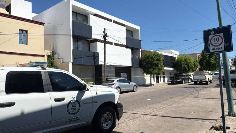 Agentes y peritos de la FGE aseguraron un edificio en la colonia Centro de Culiacán para ejecutar un cateo en uno de sus departamentos.