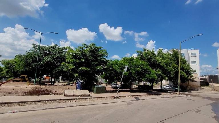 En Alturas del Sur, en Culiacán, los niños no pueden salir al parque ante la falta de luz.