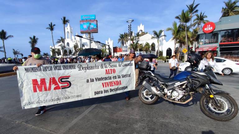 Personas víctimas de desplazamiento forzado por la violencia se manifestaron en la avenida Camarón Sábalo en Mazatlán