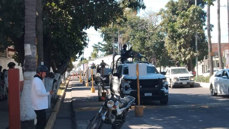 Despliegue de corporaciones en la Cuarta Zona Naval de Mazatlán donde se organizó la Mesa Estatal de Seguridad.