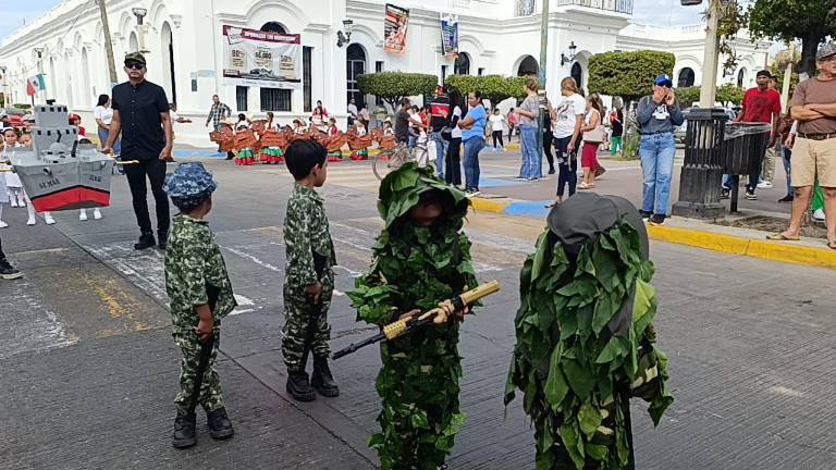 Planteles de educación preescolar desfilan en Escuinapa con motivo de la Revolución Mexicana.