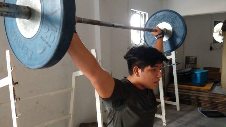 Los pesistas de la UAS ya están trabajando en el gimnasio.