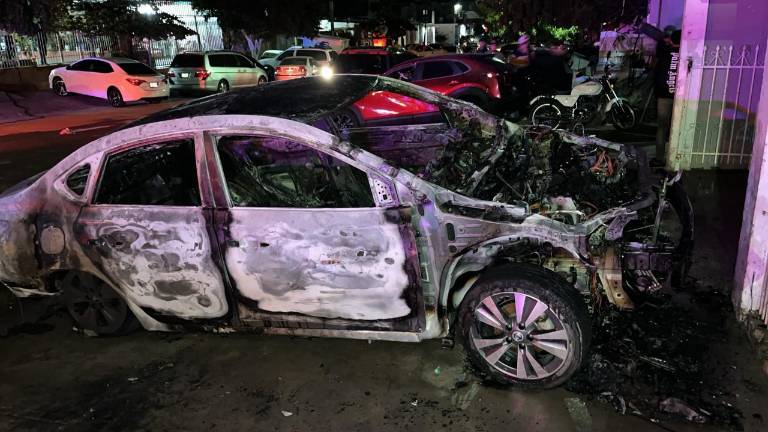 El automóvil fue consumido por las llamas.