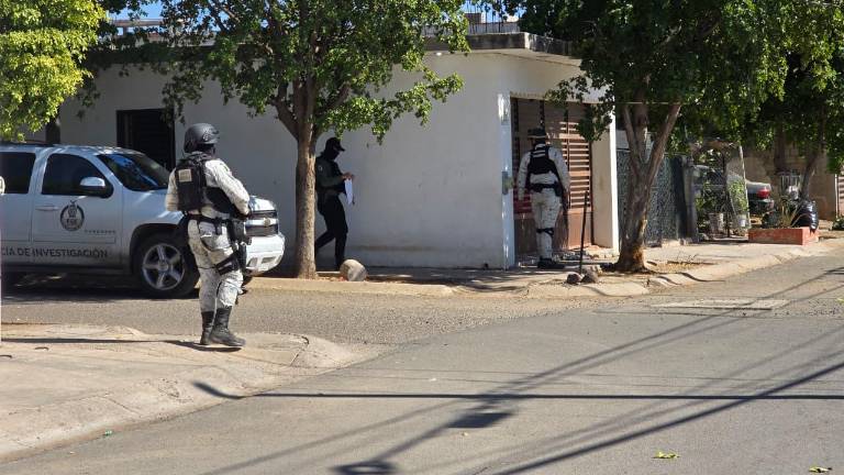 Elementos de seguridad y personal de la Fiscalía estatal acordonaron el área donde un joven fue asesinado a balazos en el fraccionamiento Los Ángeles.