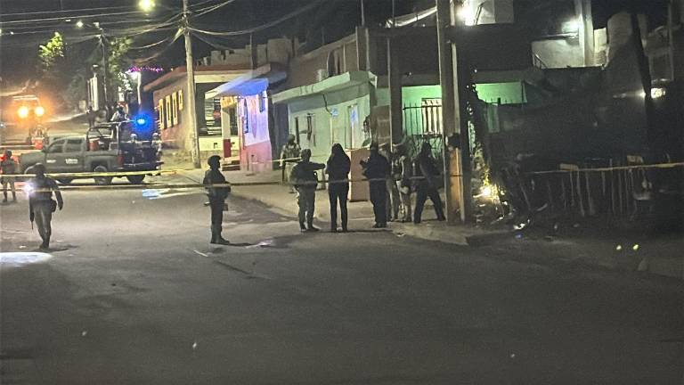 Autoridades resguardaron la zona de Las Coloradas donde fueron localizados los cuerpos de dos hombres tras un presunto enfrentamiento armado.