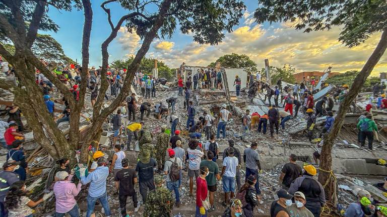 Tareas de rescate tras el sismo registrado el lunes en Colombia.