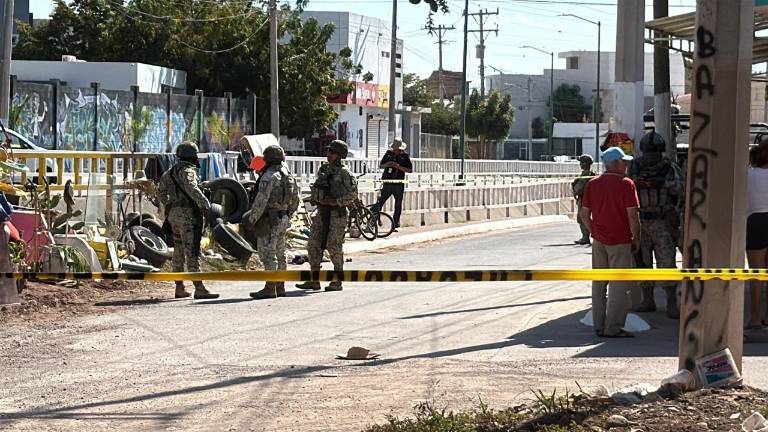 Elementos del Ejército y paramédicos atendieron a la víctima de un ataque armado registrado en el norte de Culiacán.