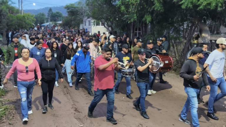 Con las primeras luces del día se puso en marcha “música de alba”, de la mano de banda “La Activada”.