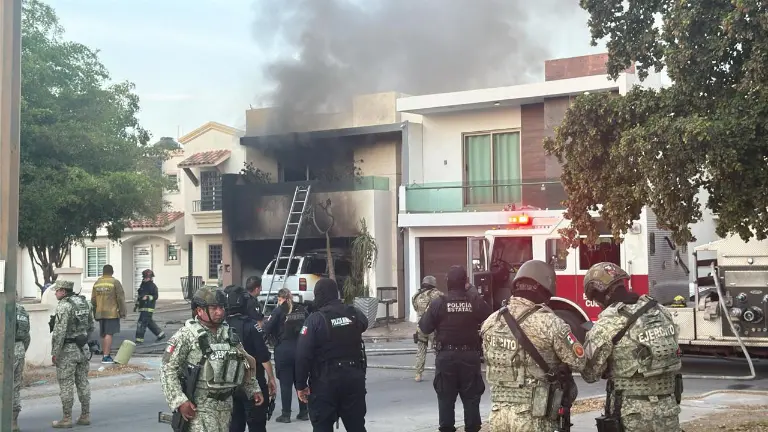 Elementos de seguridad y Bomberos atendieron el incendio de una vivienda en el fraccionamiento Stanza Cantabria, tras un ataque registrado este miércoles.