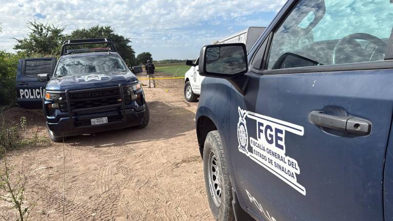 Autoridades vigilaron la zona donde fue hallado un cuerpo carbonizado en Navolato, mientras peritos realizaban las diligencias correspondientes.